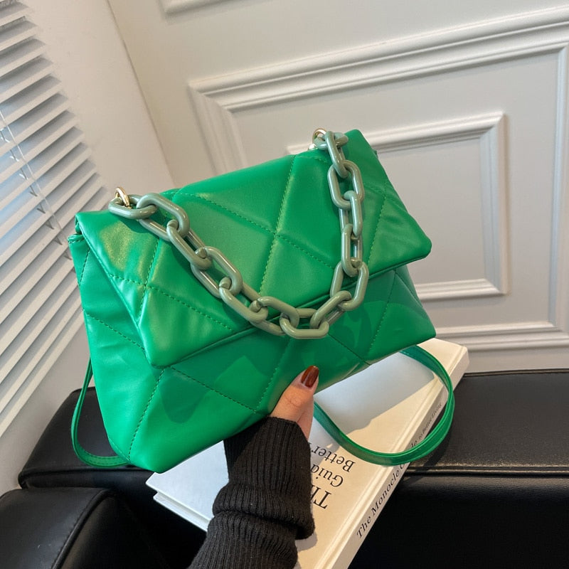 Arya Quilted Crossbody – Trendy gewatteerde schoudertas met ketting