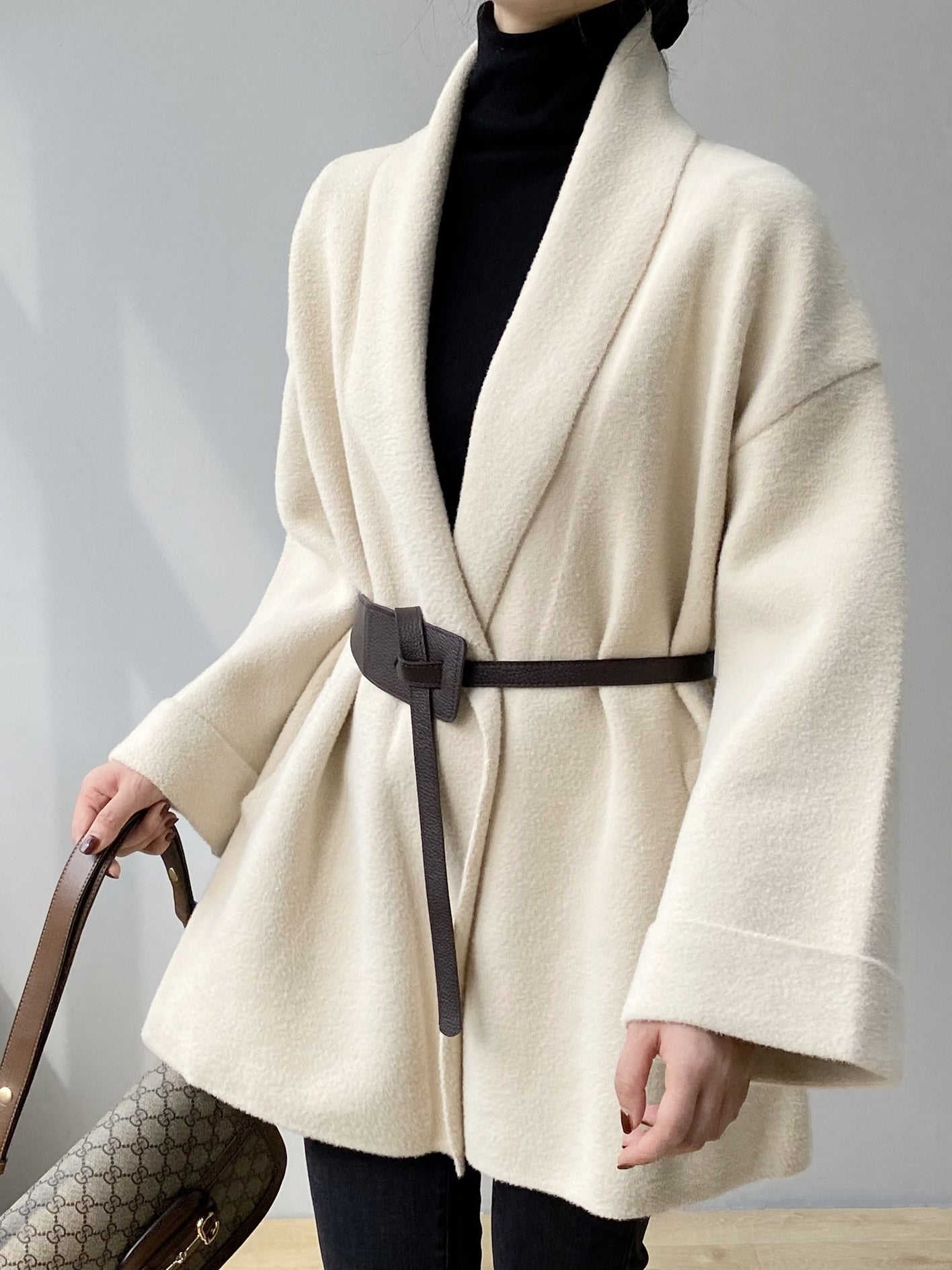 Elara – Elegante Wikkeljas met Tailleceintuur