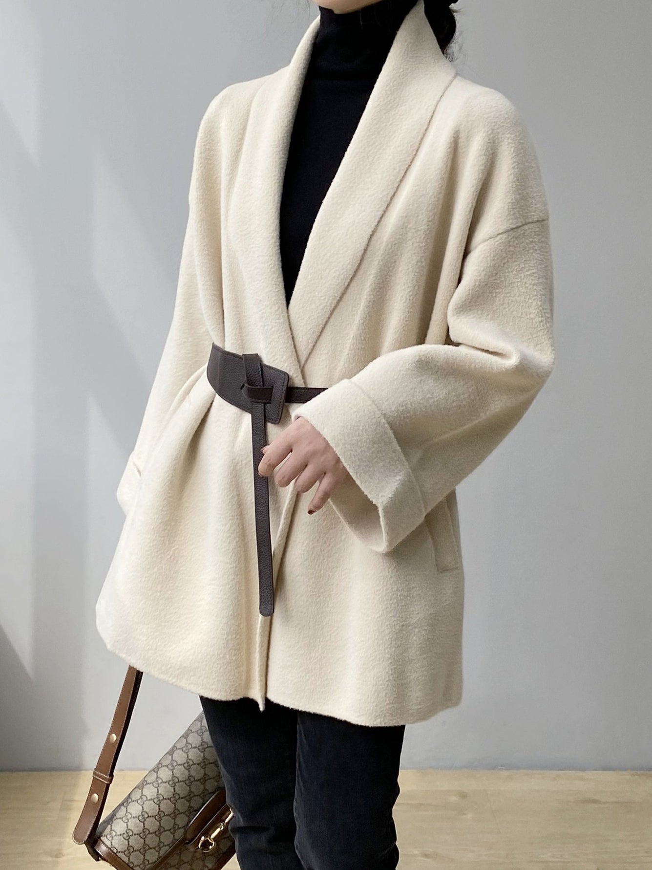 Elara – Elegante Wikkeljas met Tailleceintuur