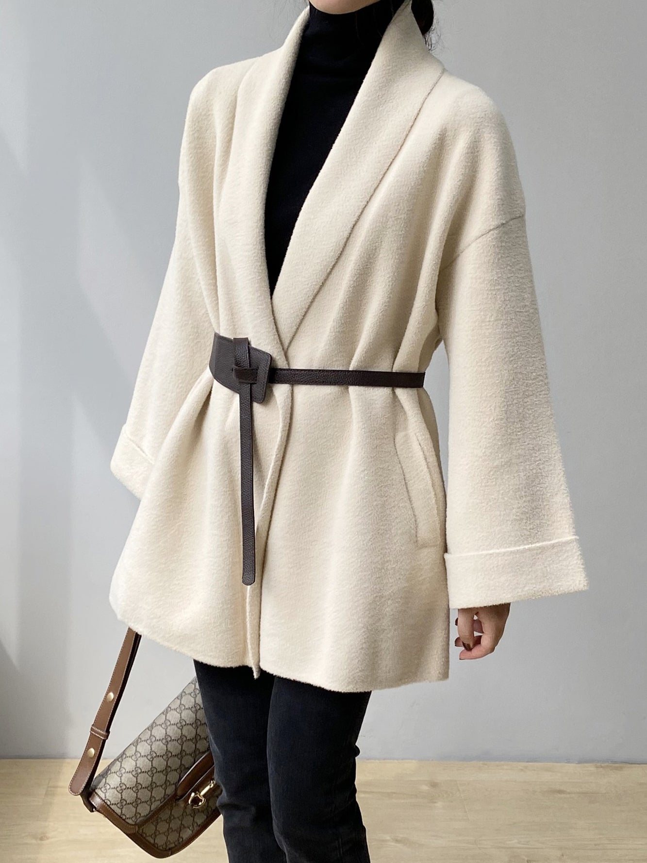 Elara – Elegante Wikkeljas met Tailleceintuur