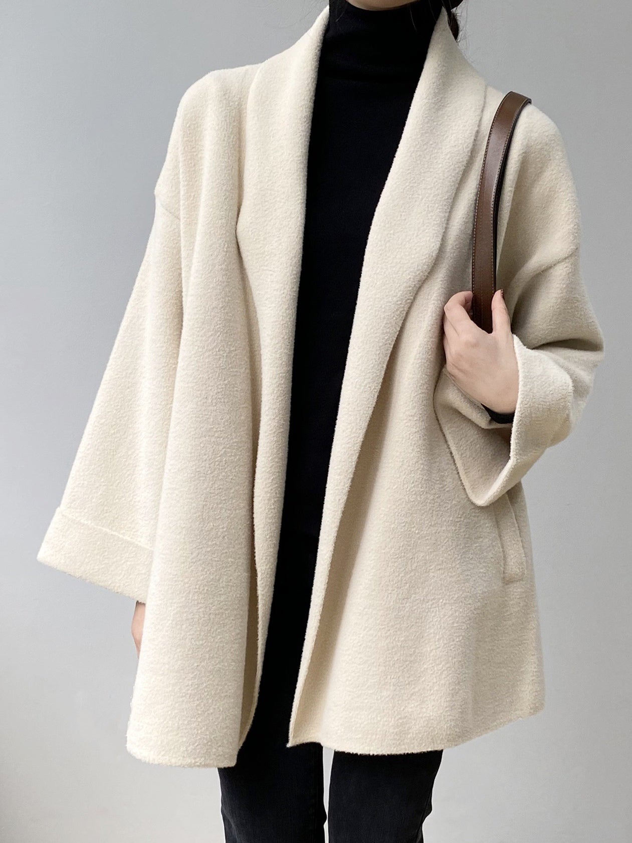 Elara – Elegante Wikkeljas met Tailleceintuur