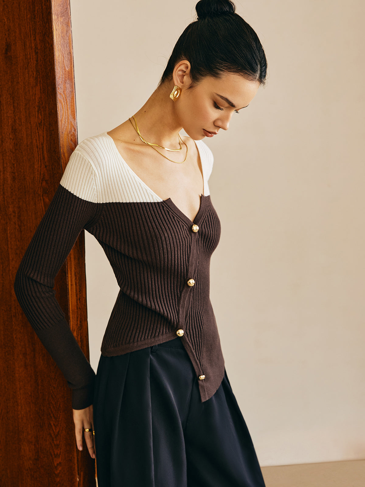 Haut côtelé pour femme avec boutons dorés | Élégant et moderne avec un design contrasté