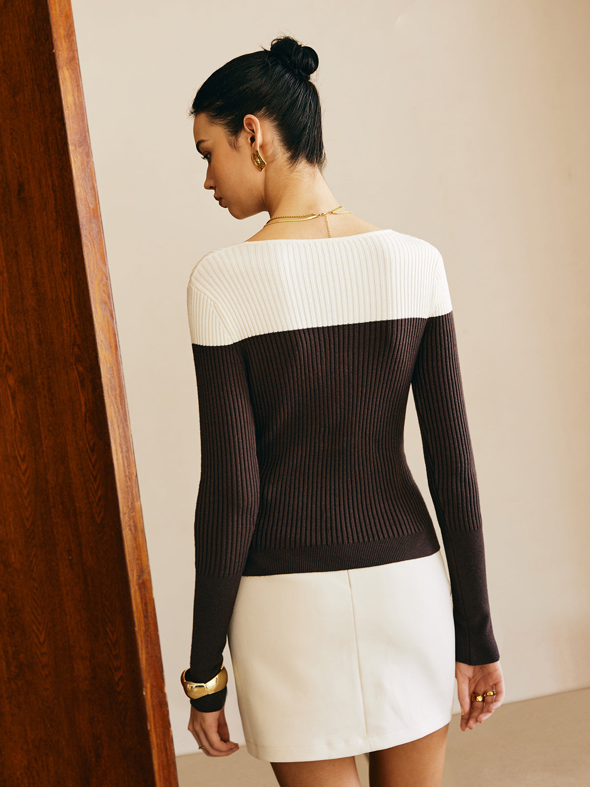 Geribde Dames Top met Goudkleurige Knopen | Elegant & Modern met Contrast Design